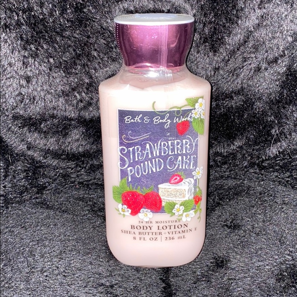 Bath And Body Works strawberry poundcake lotion